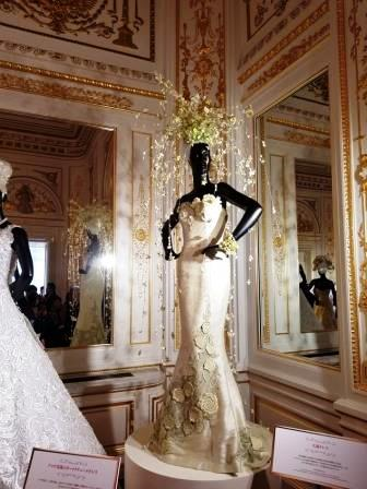桂由美コレクションに花まゆのヘッドコサージュが登場: hanamayu 桂由美コレクションに花まゆのヘッドコサージュが登場: hanamayu